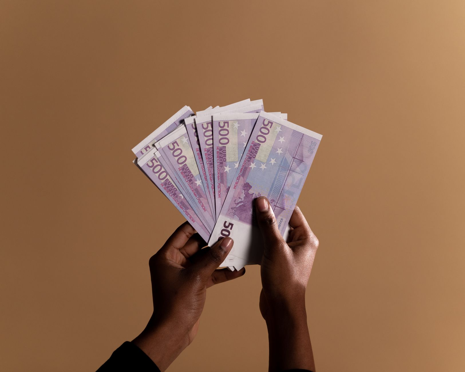 Economiile românilor au crescut nominal, dar inflația a provocat o scădere reală a averii financiare