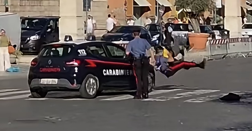 Incident neobișnuit la Roma: Un carabinier a fost lovit de mașina de patrulă în timpul unei rețineri