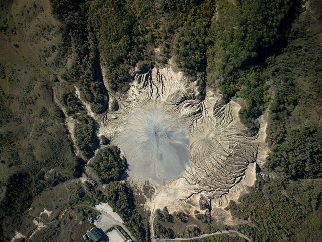 Lucrările la drumul spre Vulcanii Noroioși din județul Buzău încep luni, după aprobarea investiției de 242 de milioane de lei