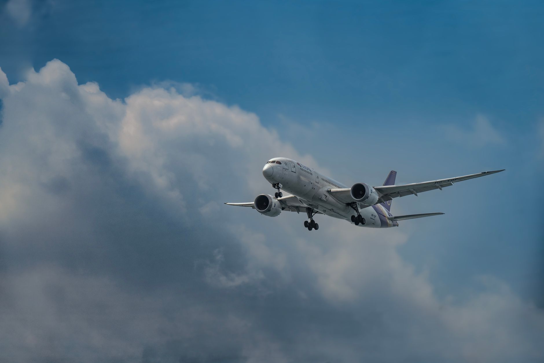 Incident violent la bordul unui avion flydubai: aeronava a coborât brusc peste 5.300 de metri