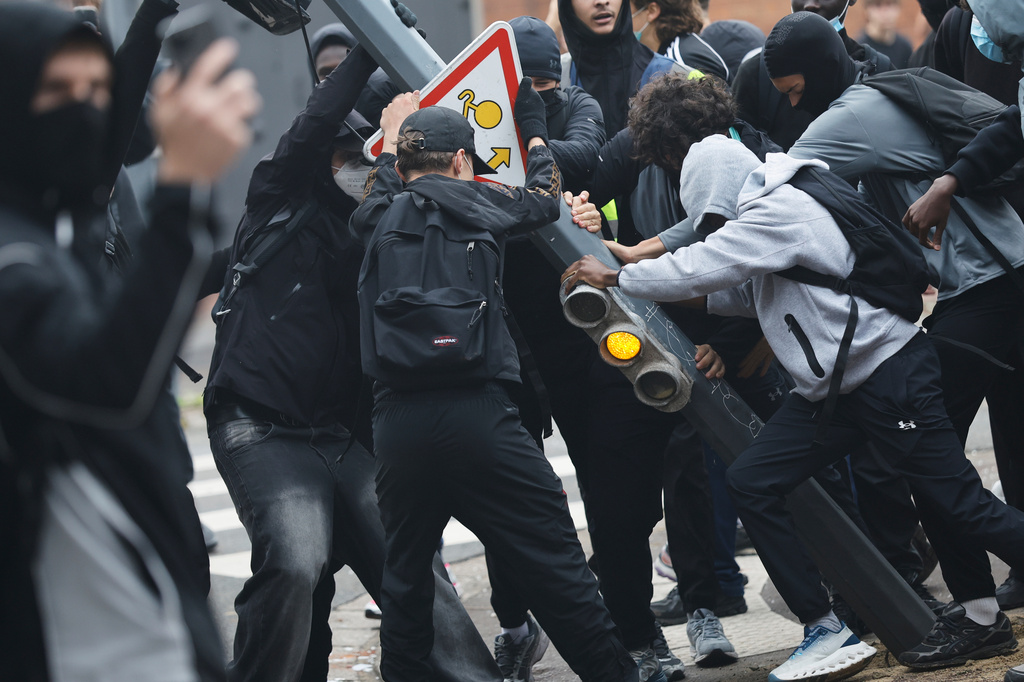 Violențe în Franța: Peste 440 de persoane reținute după protestele masive ale elevilor