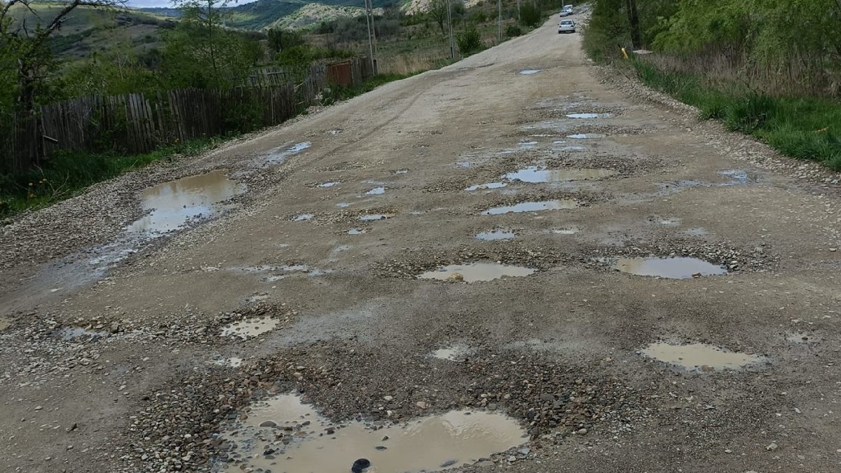 Modernizarea drumului către Vulcanii Noroioși începe luni, după trei ani de blocaje birocratice