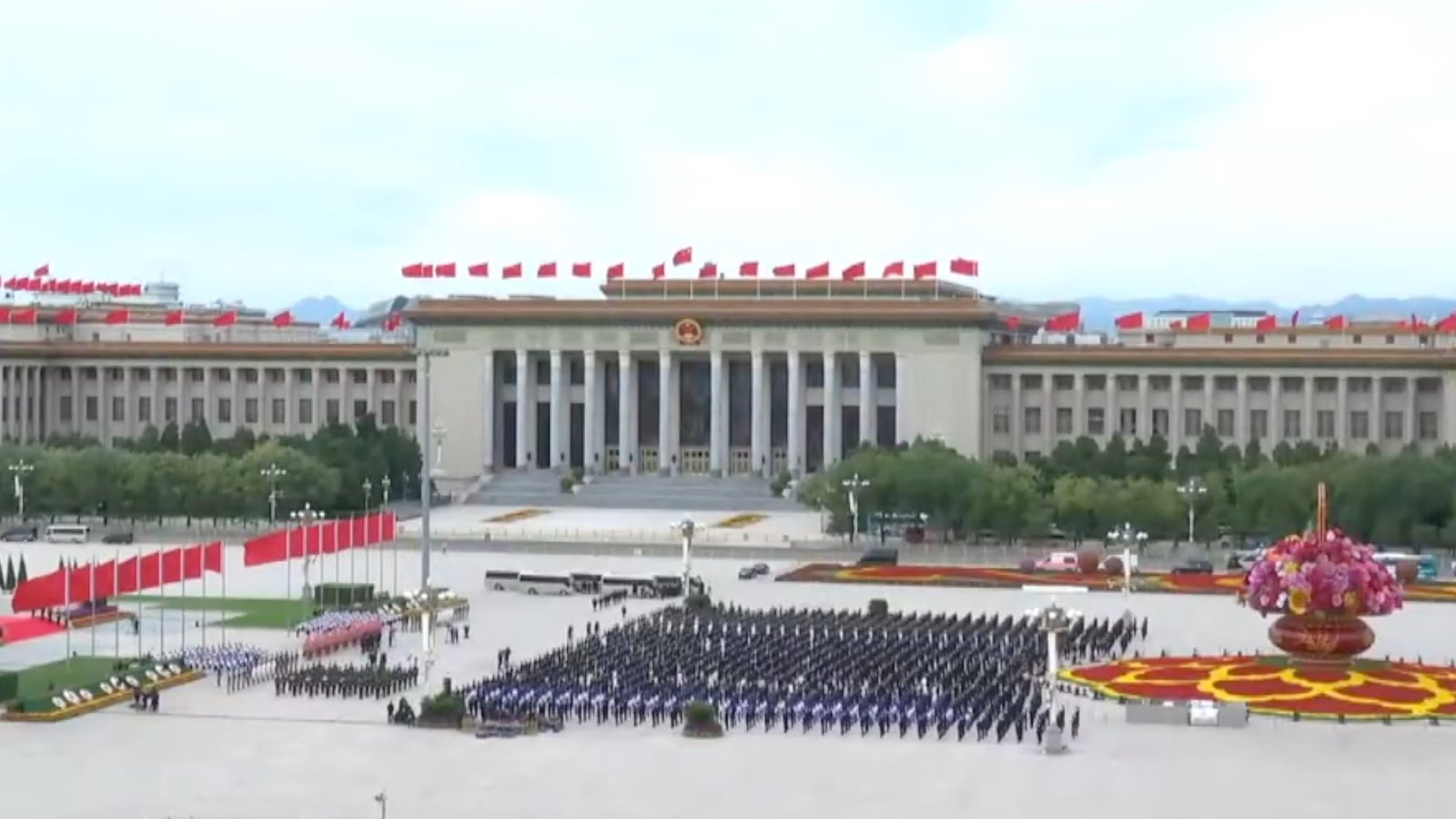 Ceremonie solemnă în Piața Tian’anmen pentru comemorarea martirilor poporului chinez