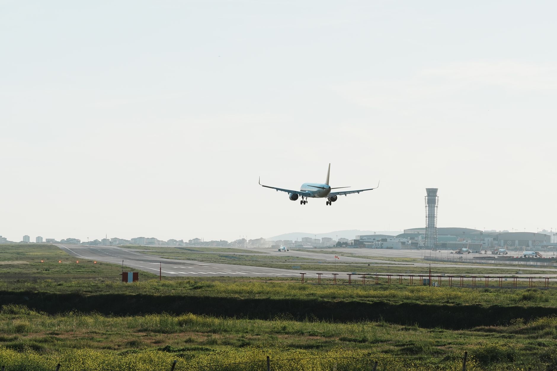 Avaria gravă de la bordul unui avion FlyDubai: Boeingul a aterizat de urgență după o coborâre extremă