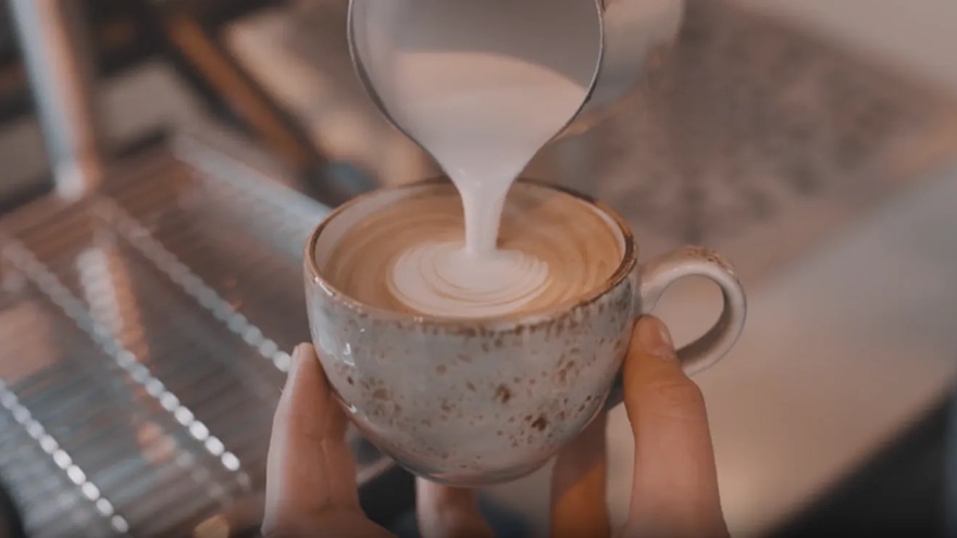 Momentul și anotimpul influențează plăcerea consumului de cafea, arată un studiu internațional