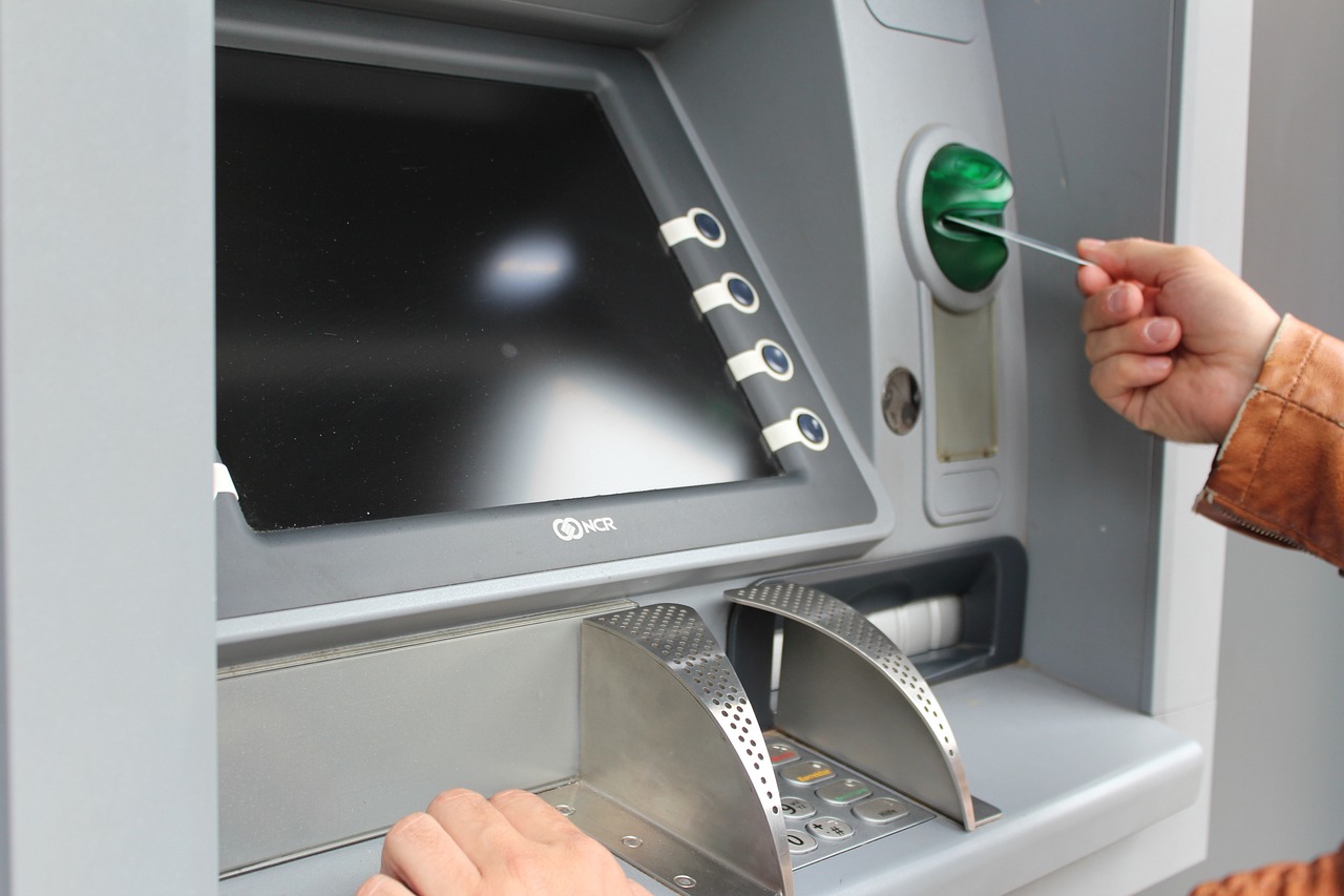 Noua măsură de la bancomate: Clienții vor putea retrage orice sumă dorită, indiferent de banca cardului