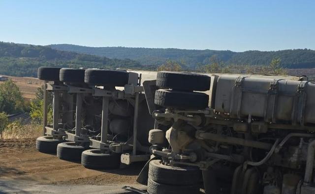 Trafic blocat pe DN 67 în Mehedinți după ce un autocamion încărcat cu materiale s-a răsturnat
