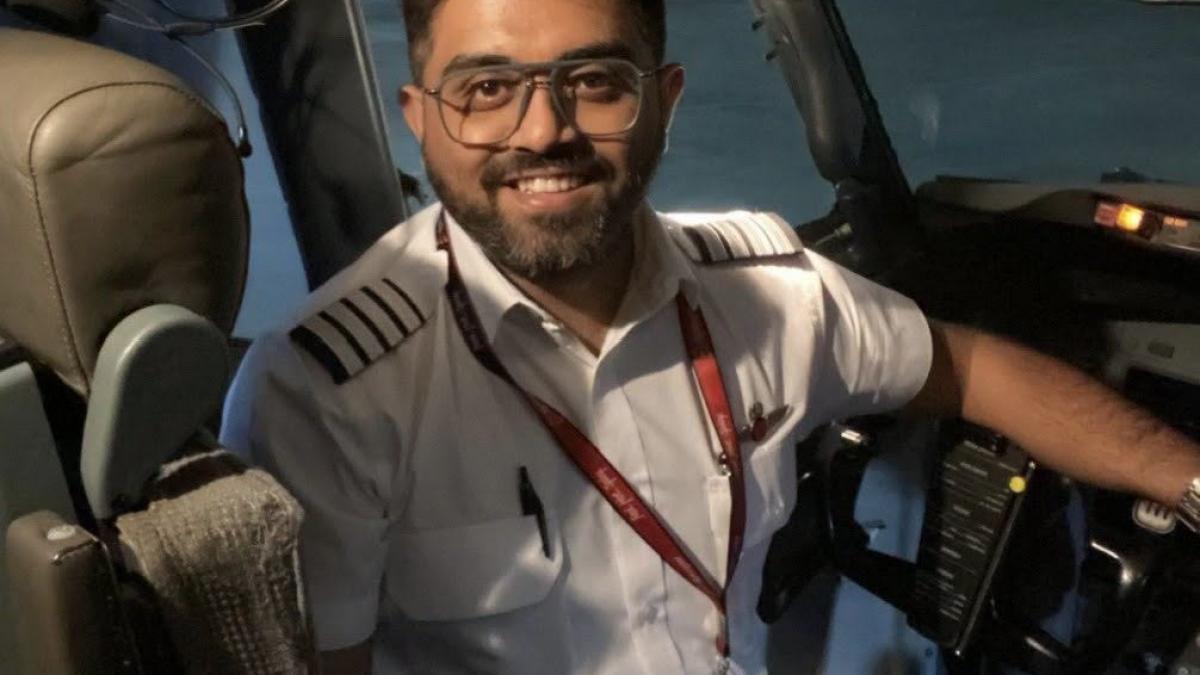 Pilotul Smit Machchhar a salvat 174 de vieți după ce a fost înjunghiat în cabină de către copilot