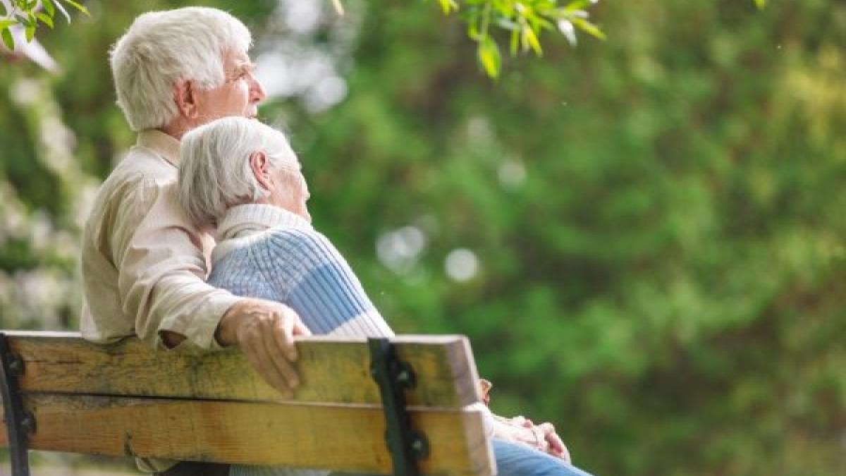 Beneficii și reduceri pentru pensionari în 2026: detalii despre transport, tratament și ajutoare financiare