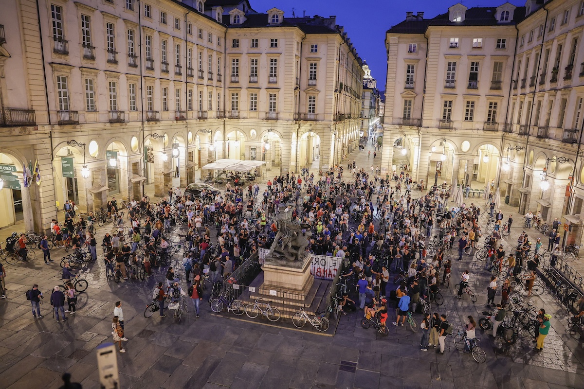 Proteste în Torino după moartea unui copil de 7 ani pe bicicletă. Locuitorii cer siguranță rutieră