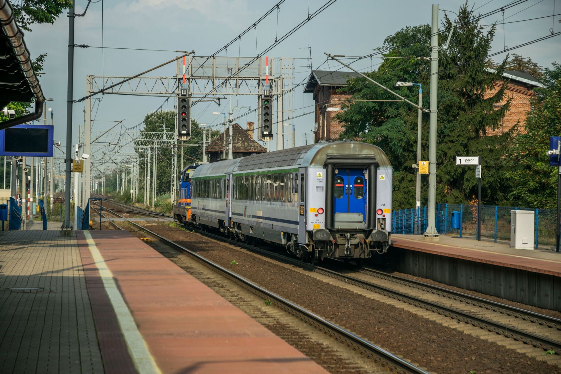Tragedie în Galați: Patru persoane, inclusiv un copil, au murit după ce un tren a lovit o autoutilitară