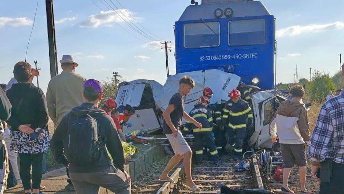 Tragedie în Galați: Un tren de călători a lovit o autoutilitară la o trecere de cale ferată