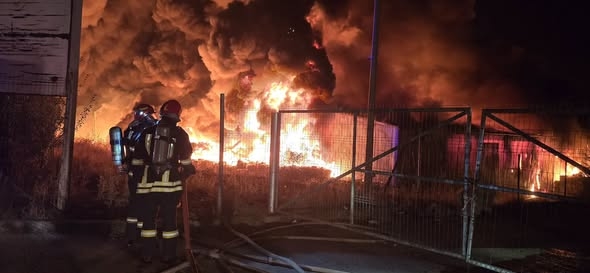 Incendiu de amploare la o hală de sortare a deșeurilor în Șura Mică, lângă Sibiu