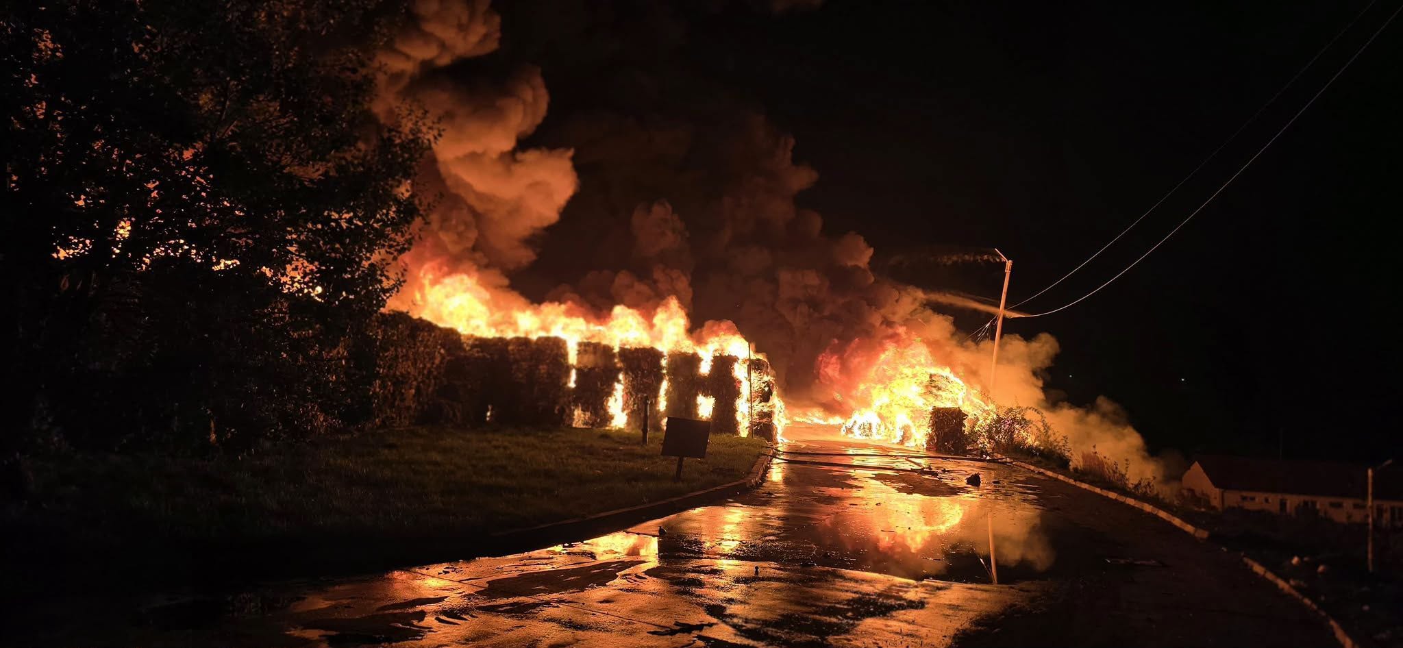 Incendiu de amploare la o hală de reciclare de deșeuri în Sibiu. Au fost emise alerte RO-Alert