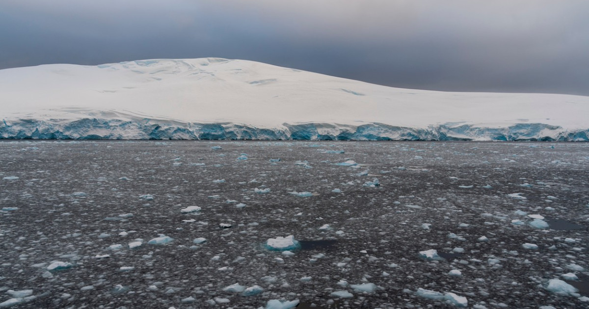 O gaură uriașă de 90.000 de kilometri pătrați a apărut în gheața Antarcticii în plină iarnă