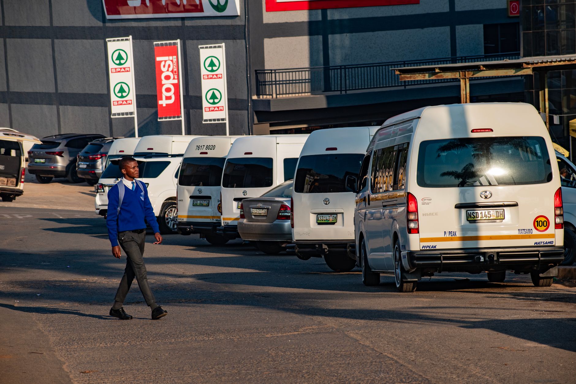 Transportul electric din Vicovu de Sus este nefuncțional. 10 microbuze electrice stau nefolosite