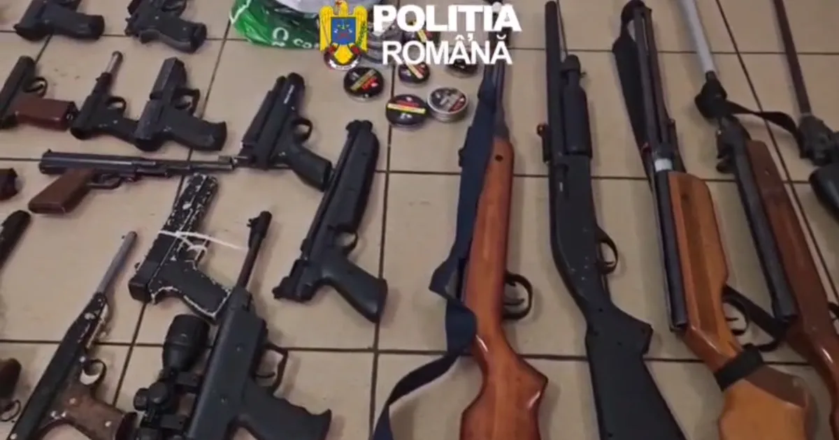 Masă de arme și mii de proiectile găsite la un bărbat din Constanța după un anunț de vânzare online