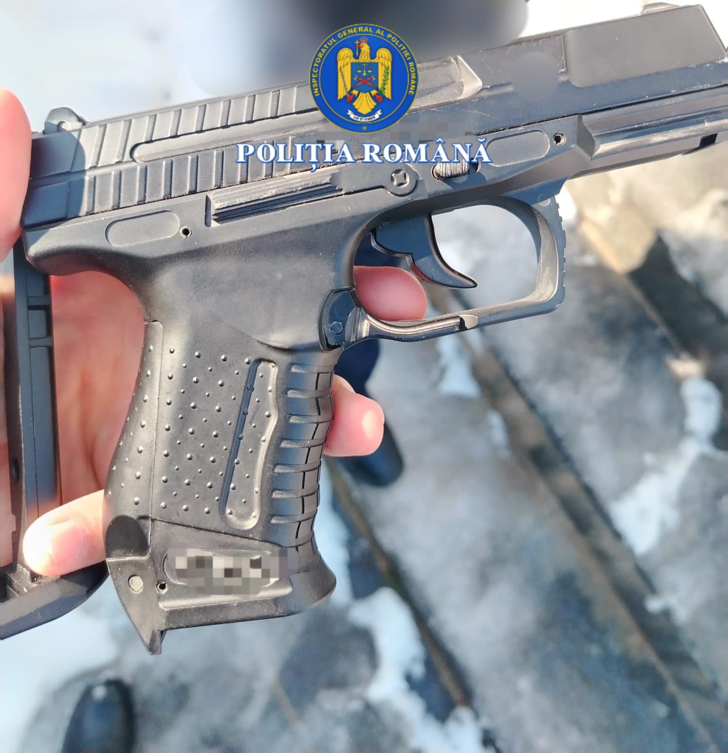 Arsenal de arme neletale și mii de proiectile găsite la locuința unui bărbat din Constanța