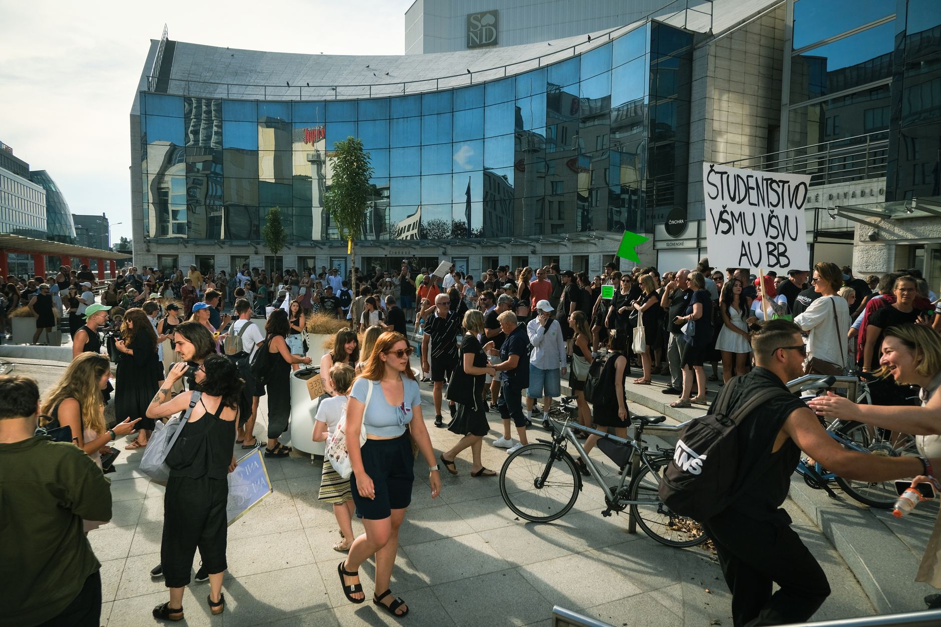 Escaladarea protestelor elevilor din Franța: aproape 2.000 de rețineri și sute de polițiști răniți
