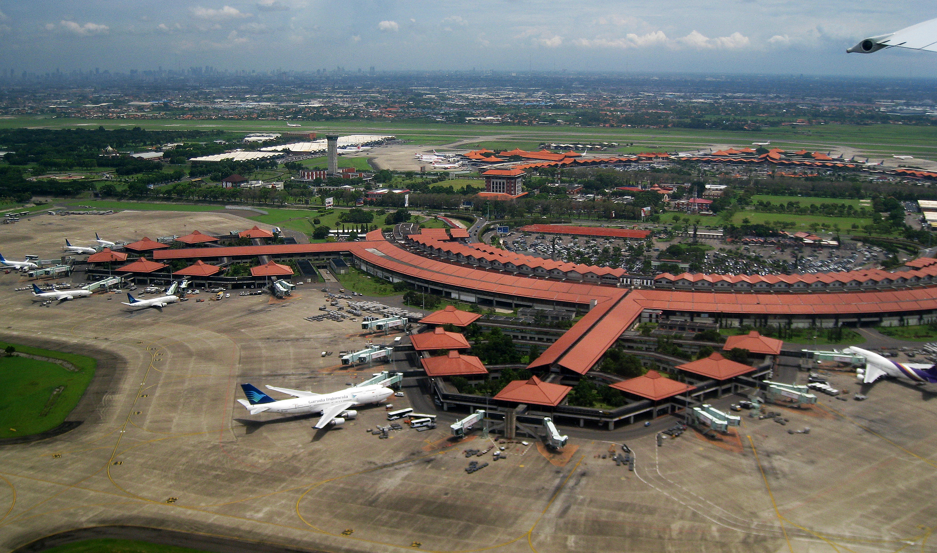 Românii aleg tot mai des aeroporturile secundare pentru escapadele de toamnă