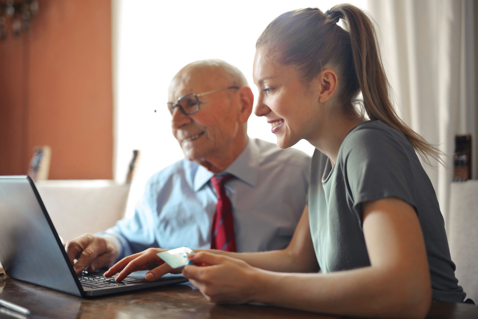 Pensionarii cu venituri mici vor primi bani în plus în decembrie 2026. Vezi cine beneficiază