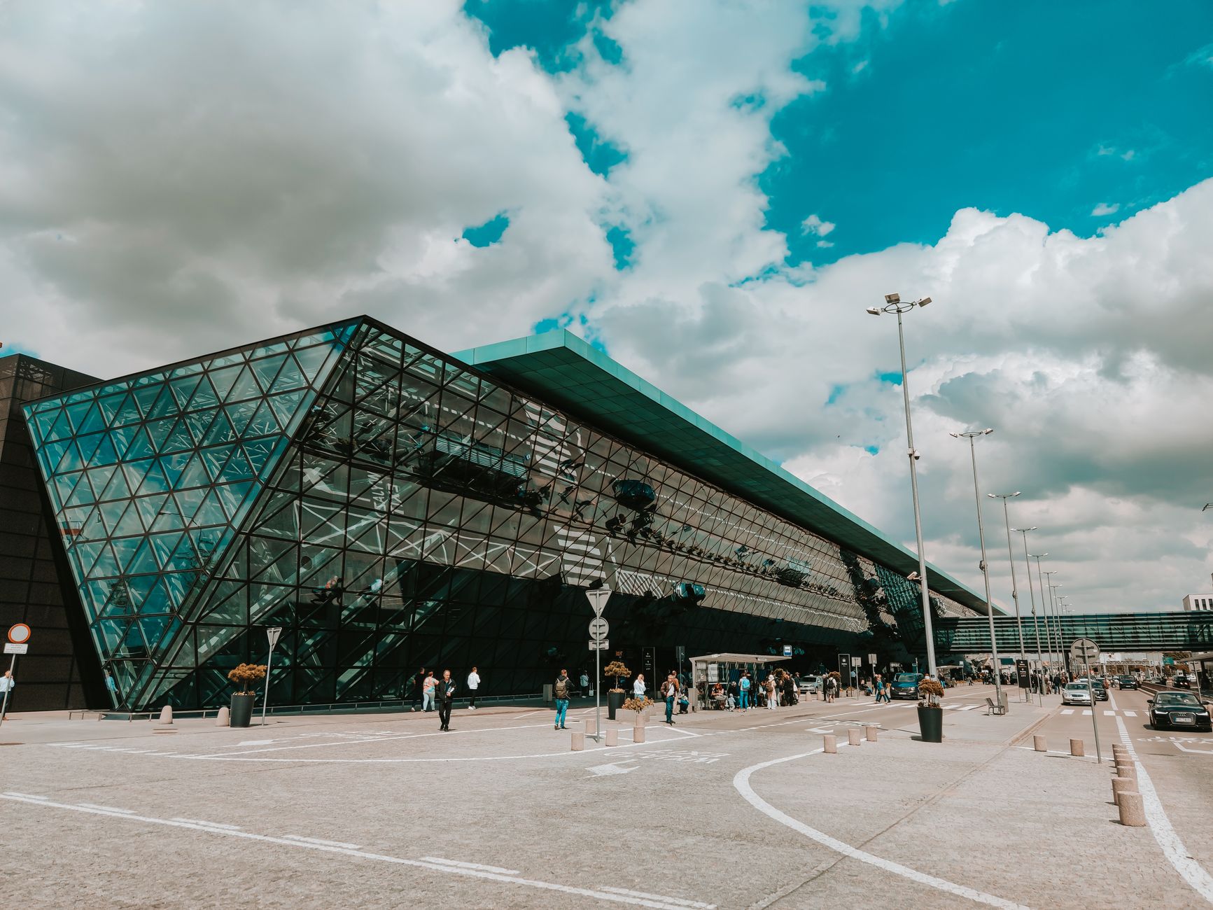Alertă cu bombă la Aeroportul Internațional din Chișinău: Pasagerii și angajații au fost evacuați