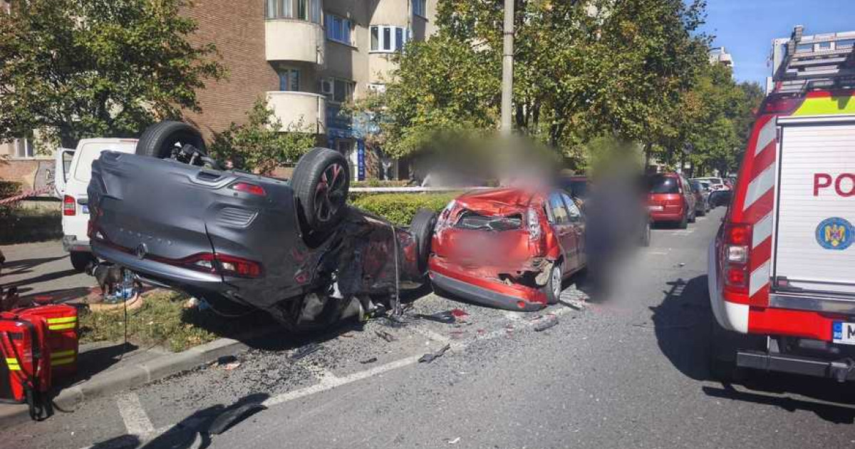 Accident violent în Cluj-Napoca: Un autoturism s-a răsturnat peste mașini parcate după o coliziune