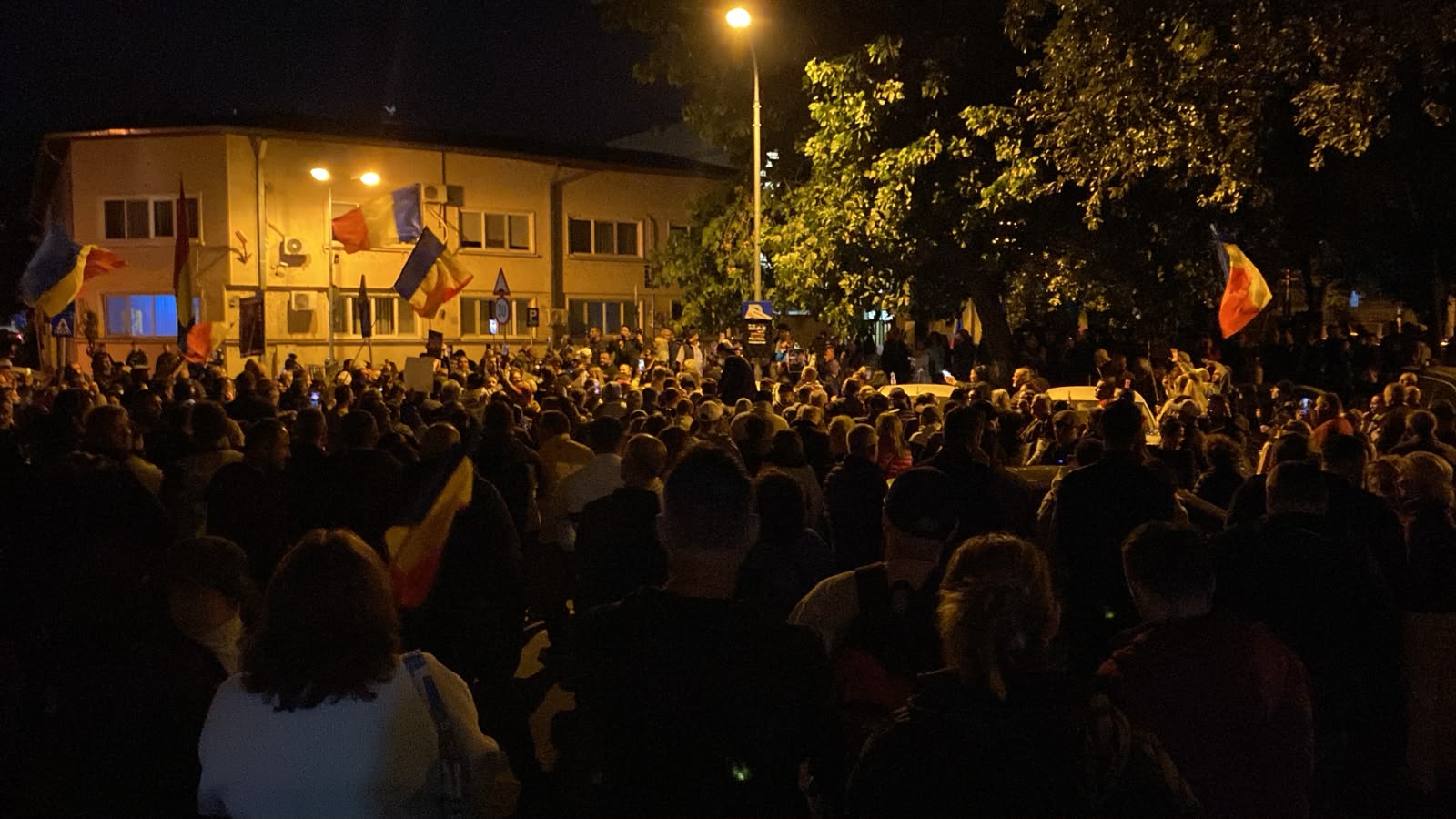 Proteste masive în fața Arestului Central pentru a patra noapte consecutivă în cazul lui Călin Georgescu