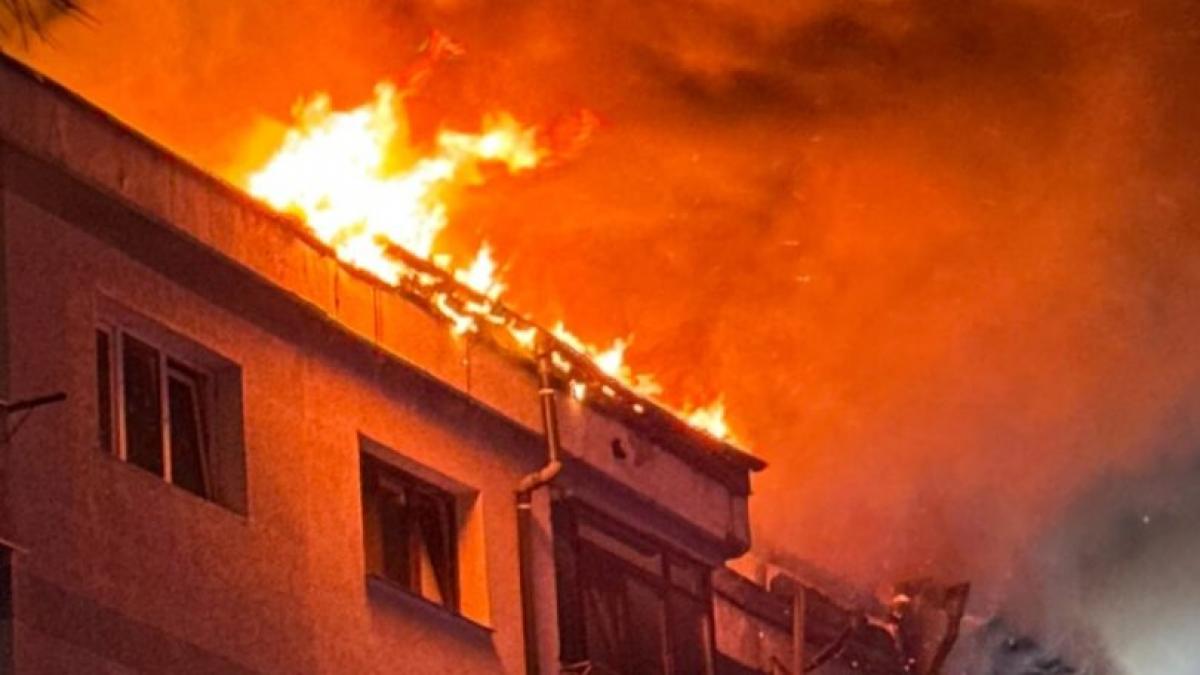 Incendiu de proporții la mansarda unui bloc de locuințe din cartierul Burdujeni, Suceava
