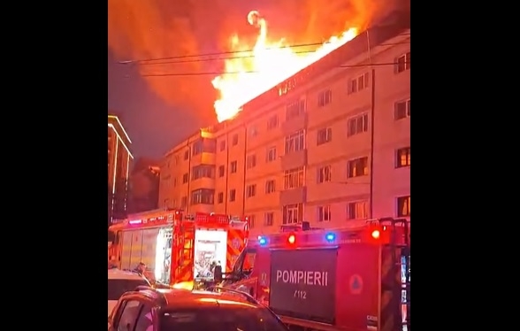Incendiu la acoperișul unui bloc din Suceava: Pompierii au intervenit de urgență pentru evacuarea locatarilor