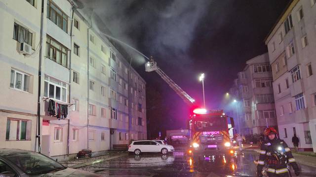 Incendiu la acoperișul unui bloc din Suceava: locatarii au fost evacuați și relocați