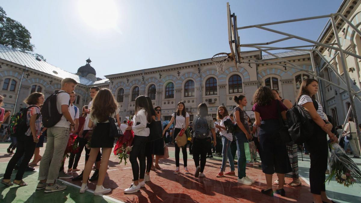 Elevii vor putea vota modelele de uniforme școlare, conform noilor propuneri pentru proiectul legii