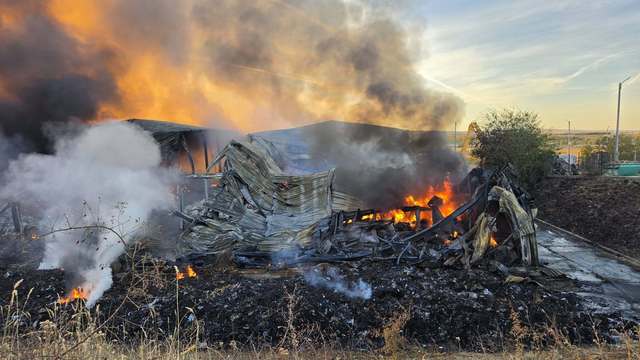 Incendiu masiv la stația de sortare a deșeurilor de lângă Sibiu: focul nu a fost stins de peste 24 de ore