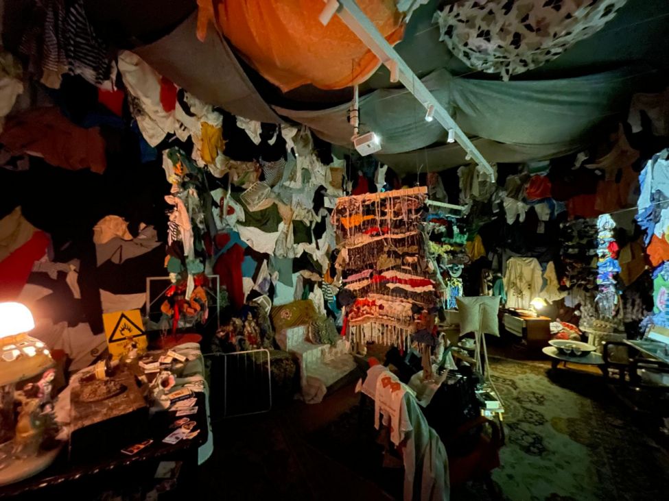Expoziția Hoarding la SAC Berthelot transformă acumularea compulsivă într-o explorare artistică