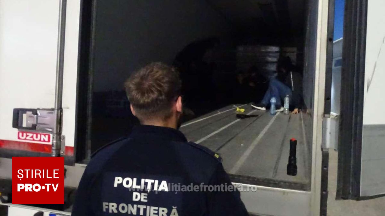 12 persoane ascunse într-un camion cu alune au fost descoperite la frontiera de la Calafat