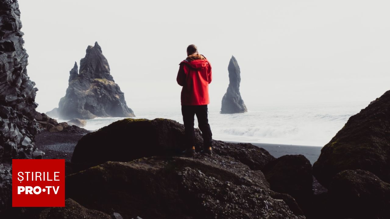 Pericolul de pe plaja Reynisfjara din Islanda: de ce turiștii nu trebuie să stea cu spatele la mare