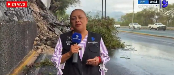 Incident dramatic în Mexic: O jurnalistă și un cameraman au fost loviți de o mașină în timpul unei transmisiuni live