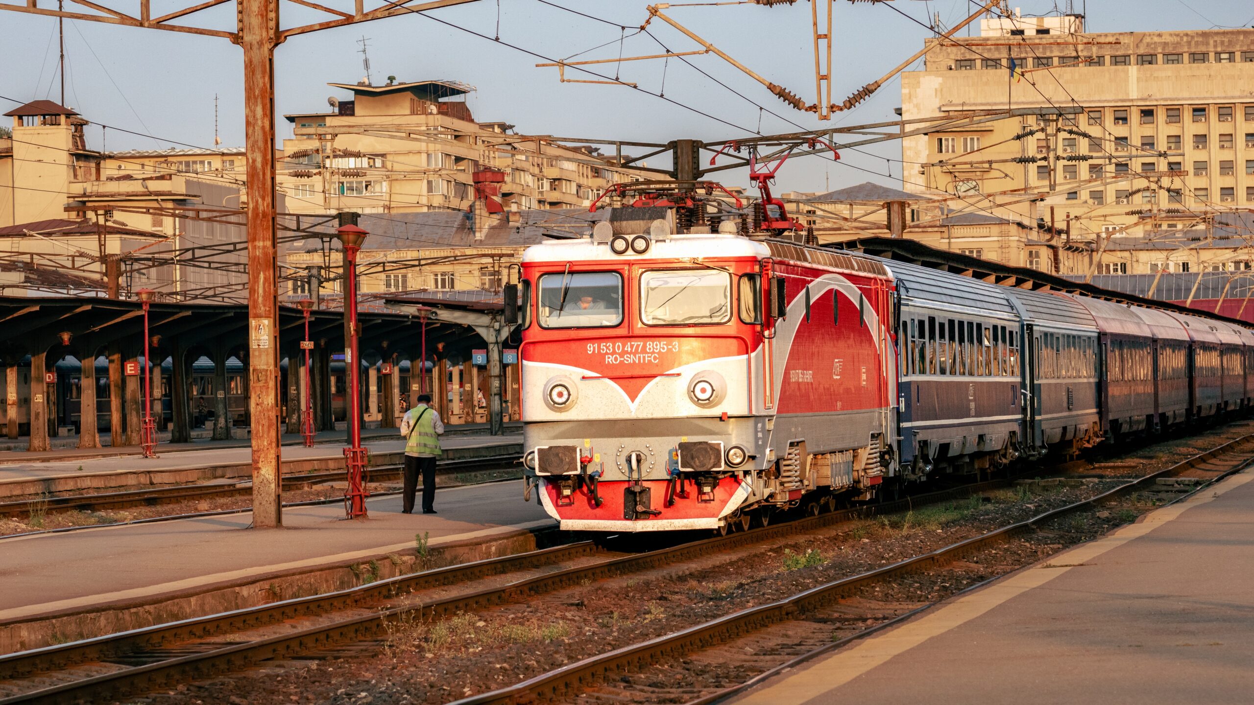 Incident feroviar în Prahova: două persoane au fost lovite de un tren pe Magistrala 300