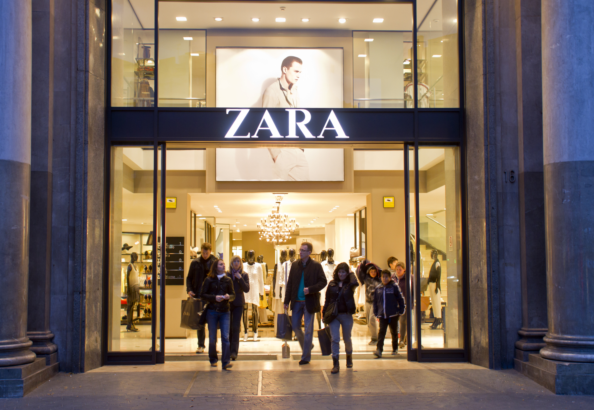 Zara retrage de la vânzare un costum de Halloween pentru copii cu simboluri care amintesc de lagărele naziste