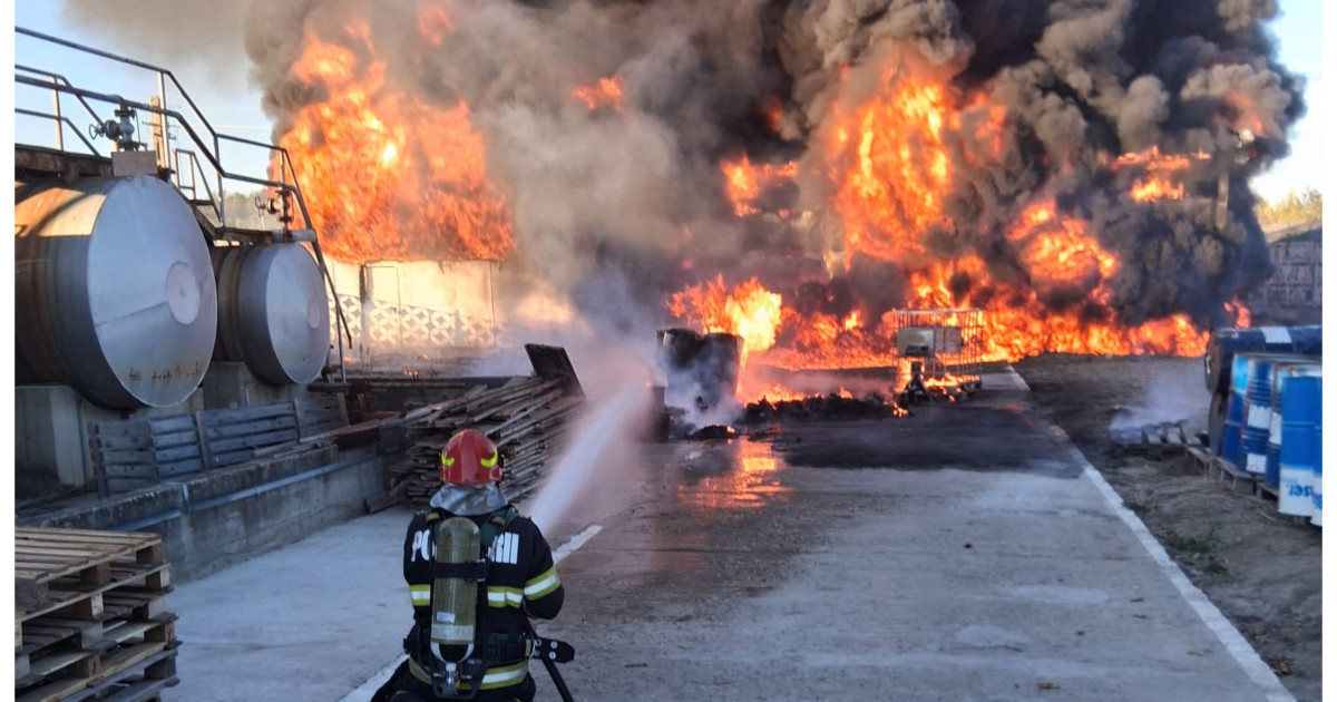 Incendiu la o hală de depozitare în județul Vâlcea, au fost emise mesaje RO-Alert