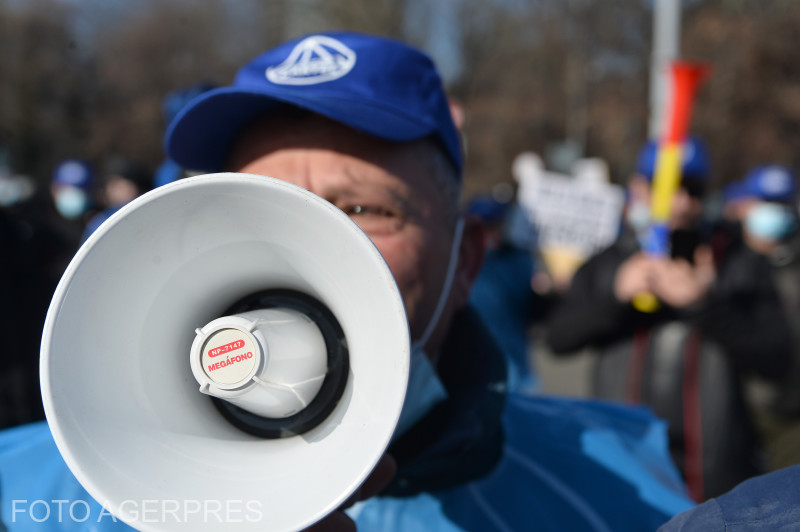 Piața Victoriei este blocată de protestul oierilor care au forțat cordonul de jandarmi