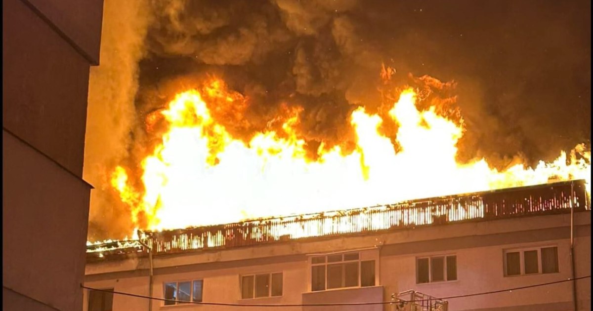 Incendiu la un bloc din Suceava: acoperișul a ars pe o suprafață de 400 de metri pătrați