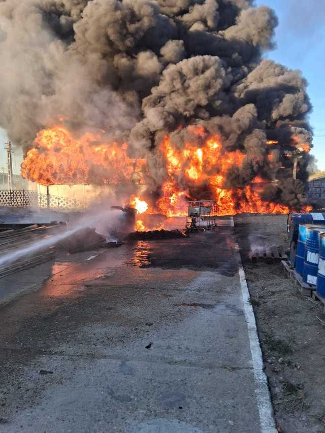 Incendiu la o hală de depozitare în județul Vâlcea: au fost emise mesaje RO-Alert