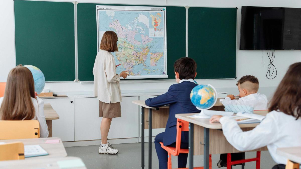 Modificări în evaluarea elevilor încep din anul școlar 2026-2027: notele rămân, dar apar cinci niveluri de performanță