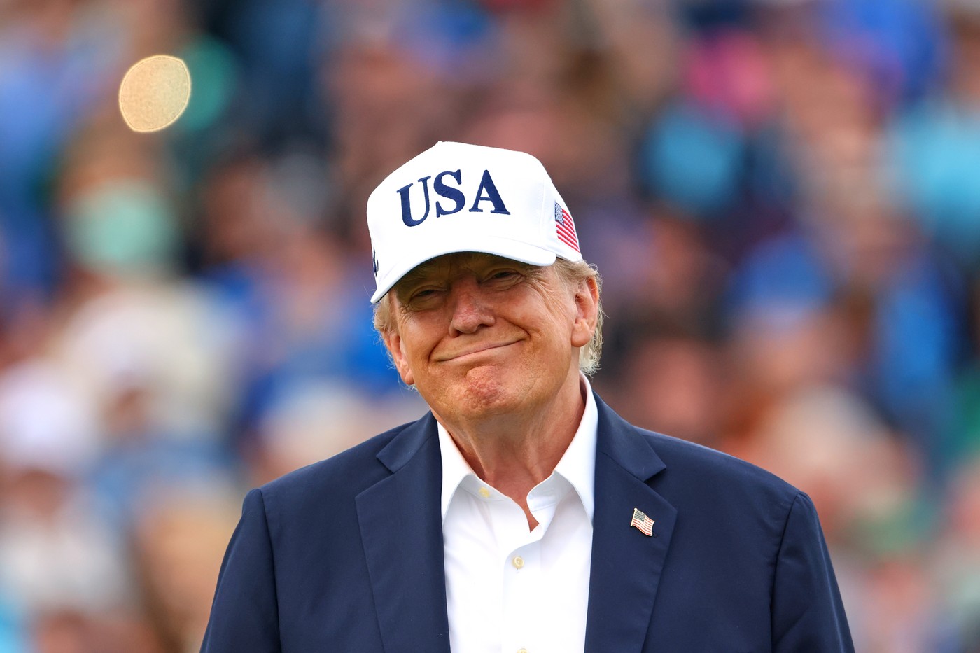 Donald Trump a publicat numărul de telefon al senatorului Tom Cotton pentru a-l contesta