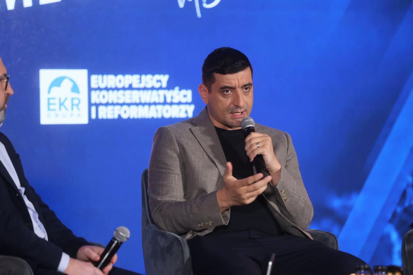 Mii de susținători ai lui Călin Georgescu au ieșit în stradă la Arestul Central din București