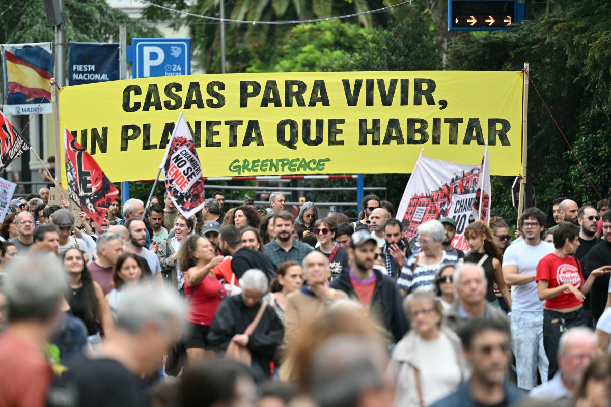 Mii de spanioli protestează pe străzile din Madrid împotriva crizei locuințelor