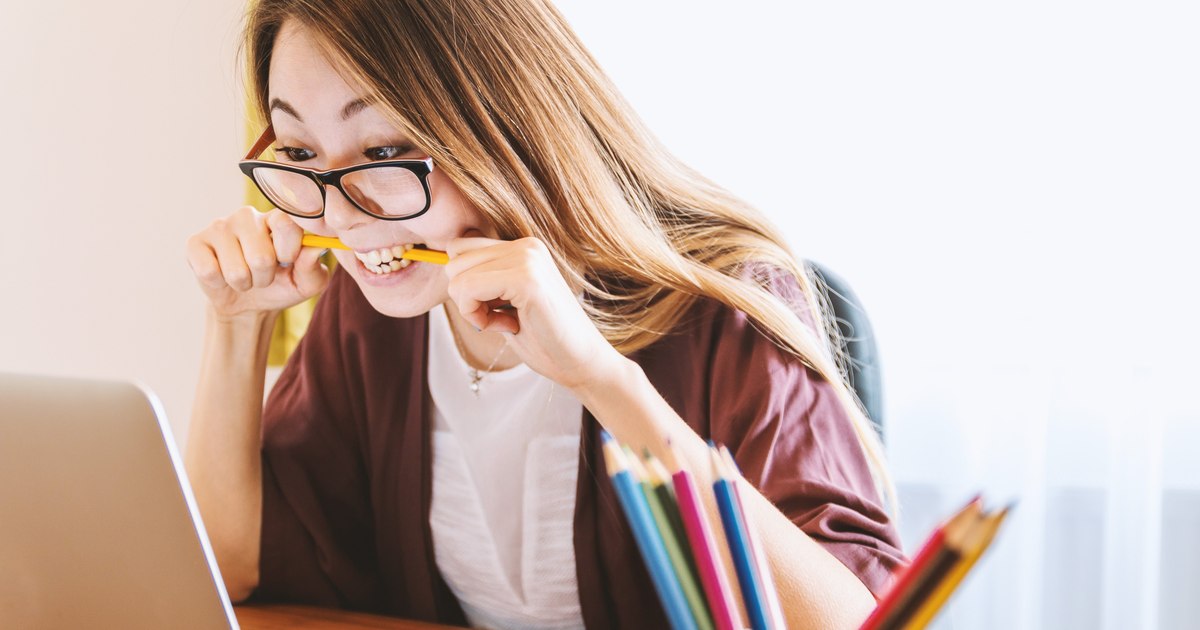 Mâncatul singuri în fața laptopului afectează organismul. Studiul arată importanța prezenței sociale