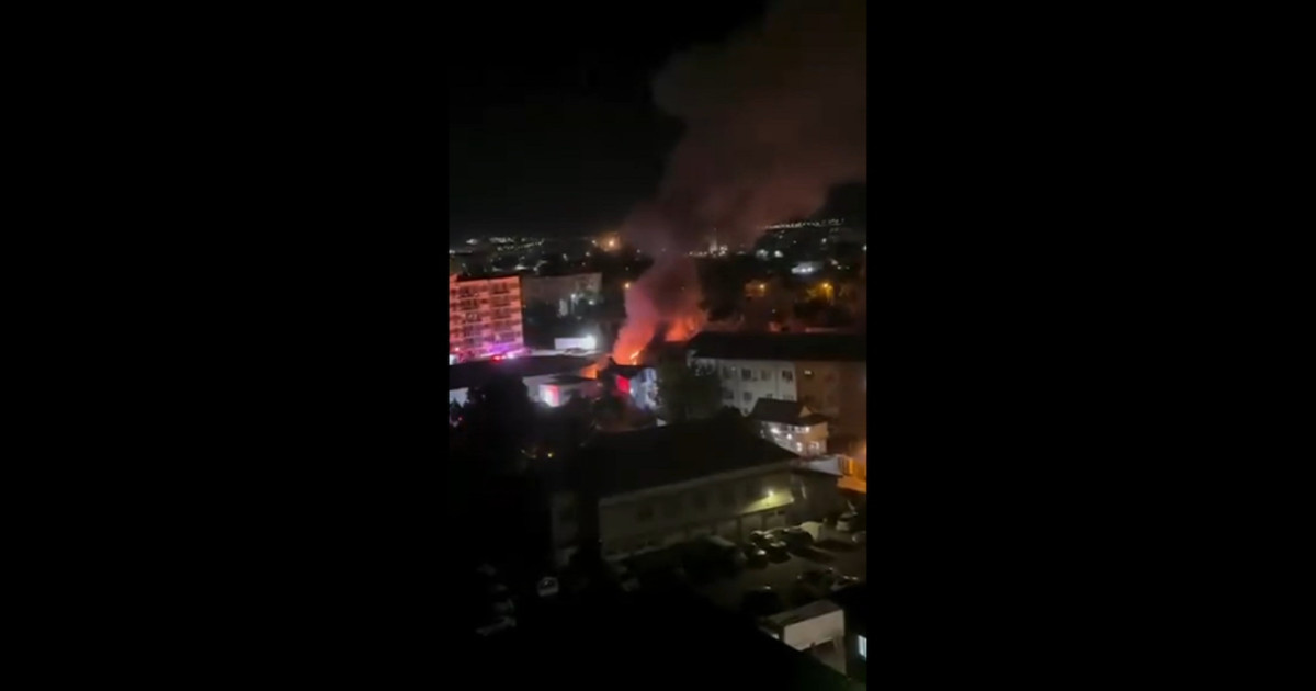 Incendiu de proporții în Slatina: trei persoane, inclusiv un copil, au fost transportate la spital