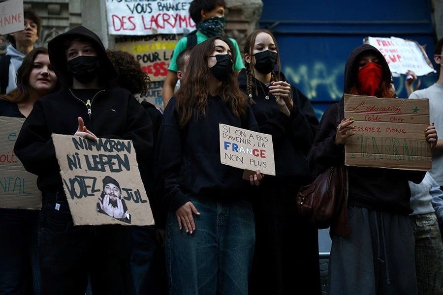 Protestele elevilor din Franța devin violente, șeful poliției din Paris face apel către părinți